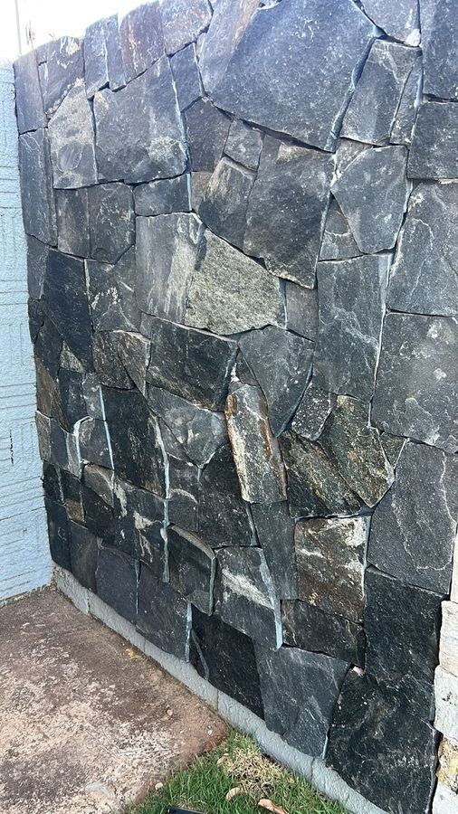 Detalhe de pedra rústica aplicada em muro, Dec Palmas